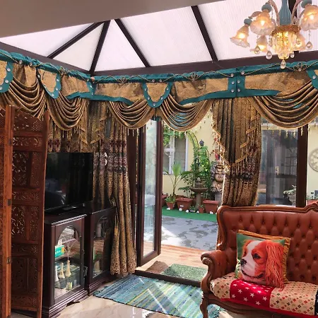 Cheerful 4 Bedroom House With Garden Free Parking *