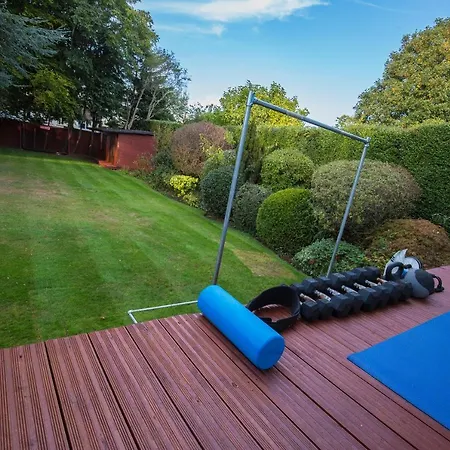Private With Common Kitchen, Bathroom, Garden And Lounge In Surrey Purley