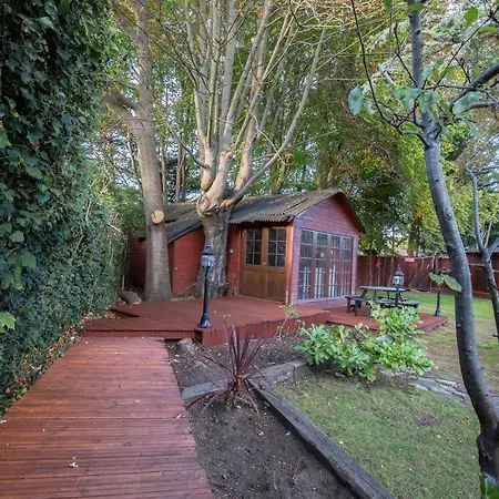 Private With Common Kitchen, Bathroom, Garden And Lounge In Surrey Homestay