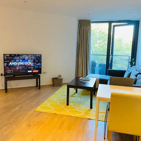 Spacious Two Bedroom In Balham London