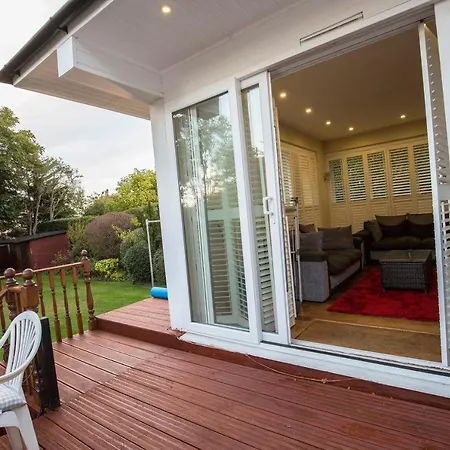Private With Common Kitchen, Bathroom, Garden And Lounge In Surrey *