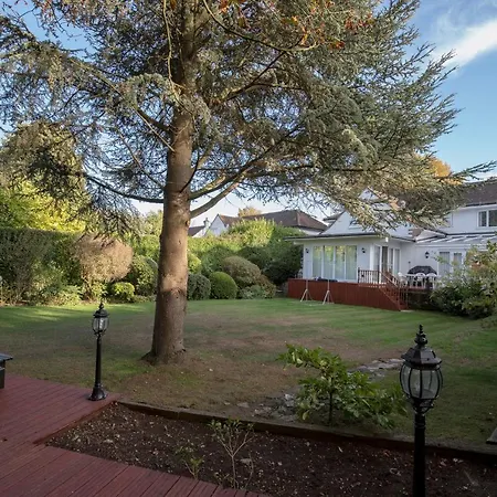 Private With Common Kitchen, Bathroom, Garden And Lounge In Surrey