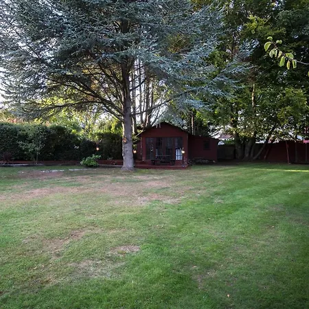 Private With Common Kitchen, Bathroom, Garden And Lounge In Surrey * Purley