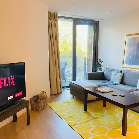 Spacious Two Bedroom In Balham London