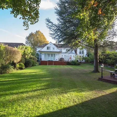 Private With Common Kitchen, Bathroom, Garden And Lounge In Surrey