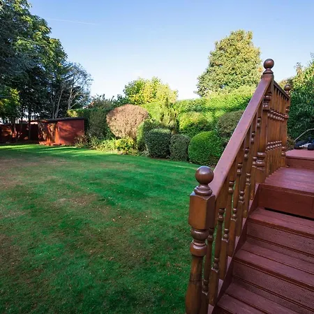 Private With Common Kitchen, Bathroom, Garden And Lounge In Surrey Homestay Purley