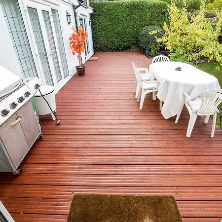 Private With Common Kitchen, Bathroom, Garden And Lounge In Surrey Homestay