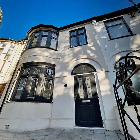 Swanky Townhouse In The Heart Of East *