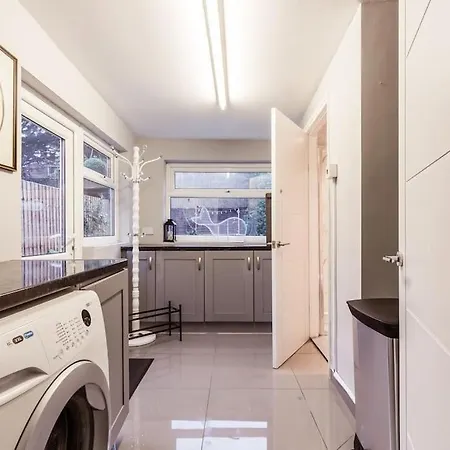 4 Bedroom House, 2 Min Walk From Station Holiday home London
