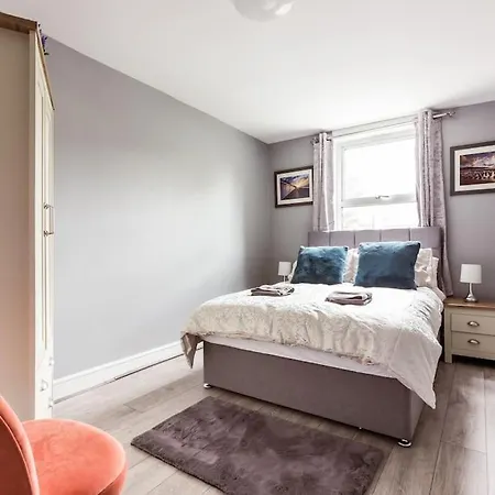 4 Bedroom House, 2 Min Walk From Station Holiday home *