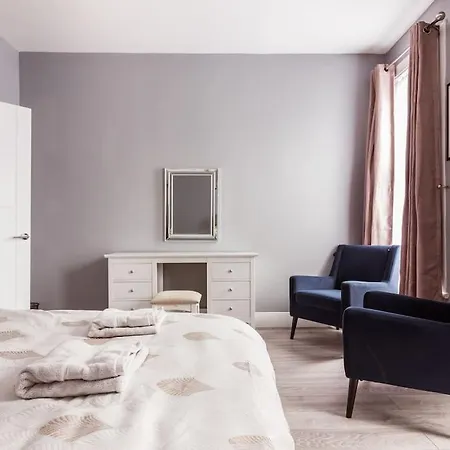 4 Bedroom House, 2 Min Walk From Station Holiday home London