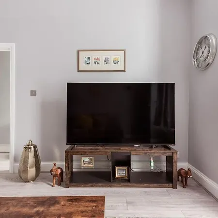 4 Bedroom House, 2 Min Walk From Station * London