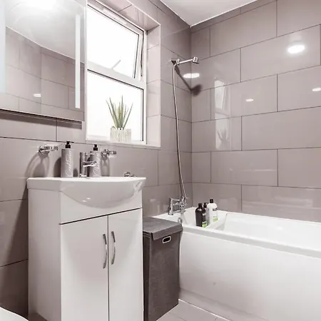 Prázdninový dům 4 Bedroom House, 2 Min Walk From Station
