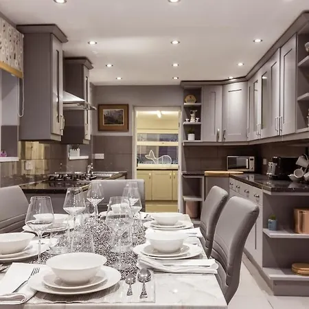 4 Bedroom House, 2 Min Walk From Station Holiday home London