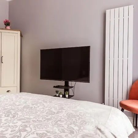4 Bedroom House, 2 Min Walk From Station
