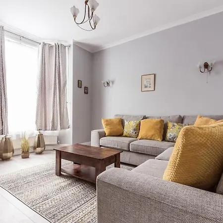 4 Bedroom House, 2 Min Walk From Station *