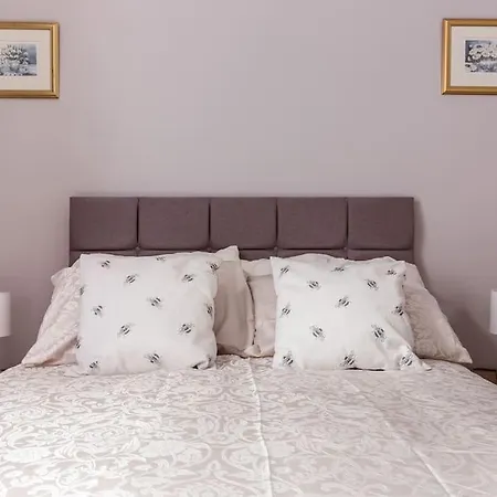 4 Bedroom House, 2 Min Walk From Station *