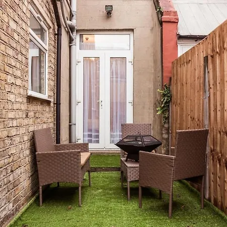 4 Bedroom House, 2 Min Walk From Station Holiday home