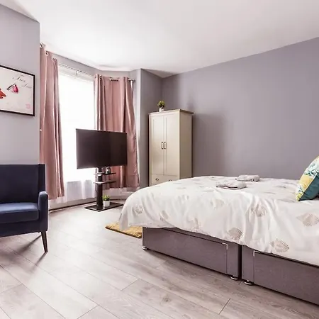 4 Bedroom House, 2 Min Walk From Station London