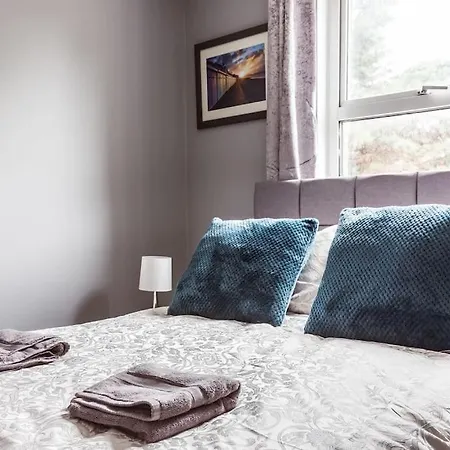 Holiday home 4 Bedroom House, 2 Min Walk From Station