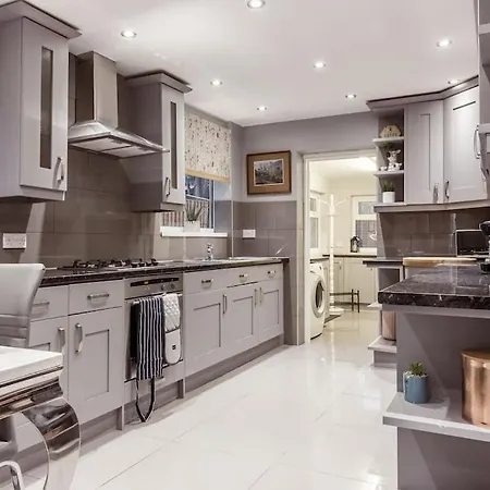 4 Bedroom House, 2 Min Walk From Station Holiday home London