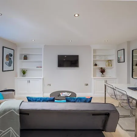 Apartment Clarendon Rd By Capital *