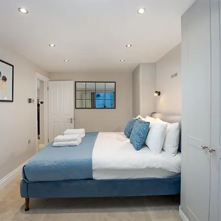 Clarendon Rd By Capital * London