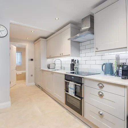 Clarendon Rd By Capital Apartment *