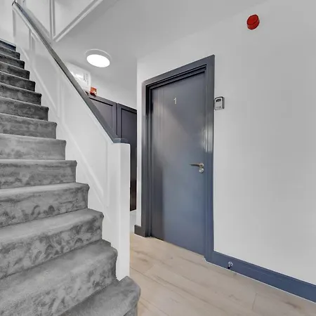 Heathrow Stays - Fawns Manor Guest house