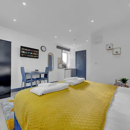 Heathrow Stays - Fawns Manor * Hillingdon