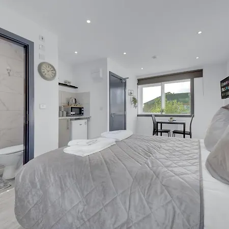 Heathrow Stays - Fawns Manor Hillingdon