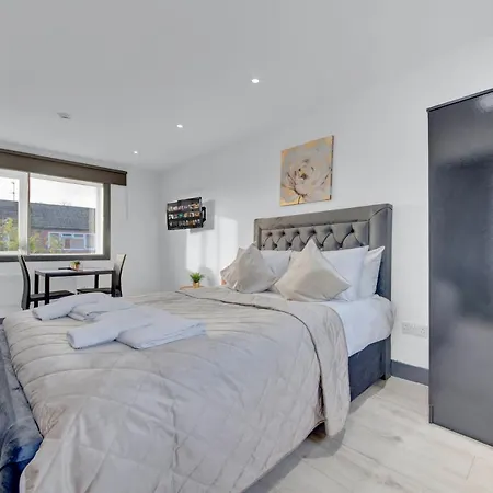 Heathrow Stays - Fawns Manor Guest house Hillingdon
