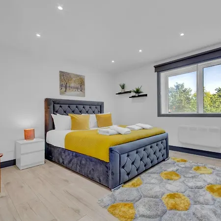 Heathrow Stays - Fawns Manor Guest house *