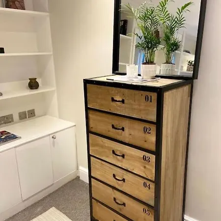 Ivy House-period Garden Flat Chelsea/fulham Apartment London