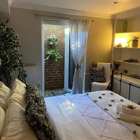 Ivy House-period Garden Flat Chelsea/fulham Apartment London