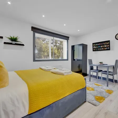 Guest house Heathrow Stays - Fawns Manor Hillingdon