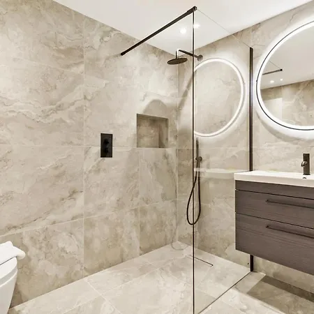 Executive 1 & 2 Bed In Heart Of Free Wifi By Aparts דירה לונדון