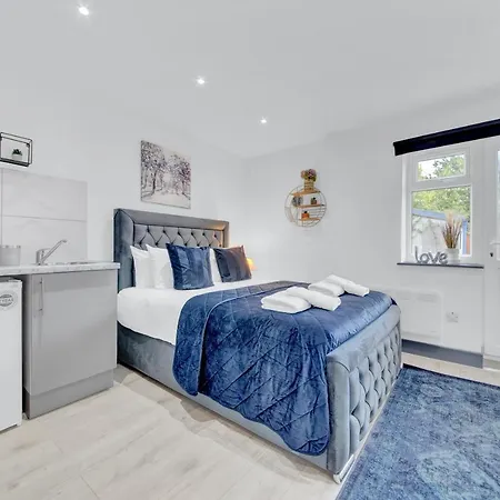 Heathrow Stays - Fawns Manor Guest house