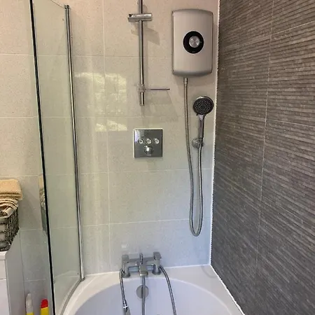 Private With Common Kitchen, Bathroom, Garden And Lounge In Surrey * Purley