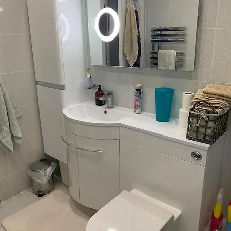 Homestay Private With Common Kitchen, Bathroom, Garden And Lounge In Surrey