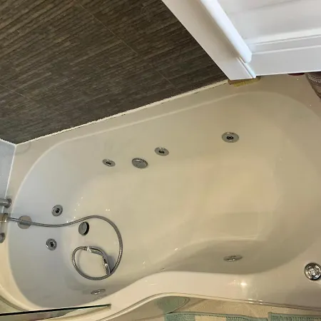 Private With Common Kitchen, Bathroom, Garden And Lounge In Surrey Homestay Purley