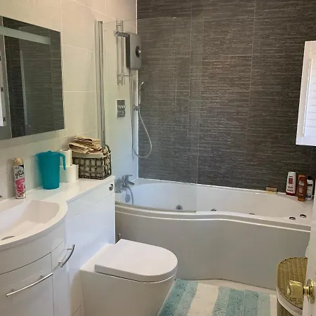 Private With Common Kitchen, Bathroom, Garden And Lounge In Surrey Purley