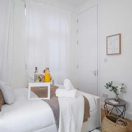 Luxury 3 Bed 3 Bath Wembley Townhouse *