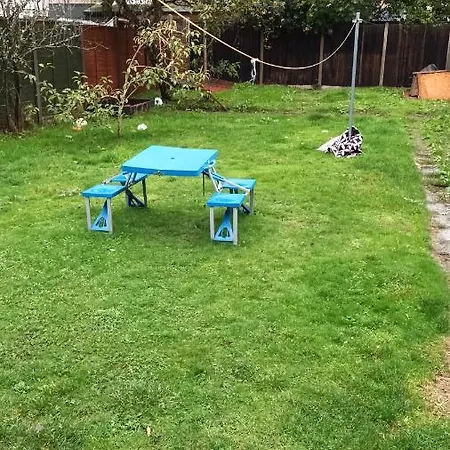 Cosy Relaxing 4 Bed With 2 Parking Space Apartment *