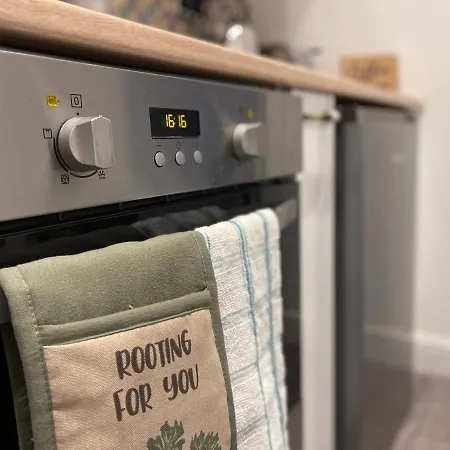 Lovely And Comfy Entire 1 Bedroom Flat - 1st Floor
