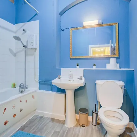 Inviting 2-bed Budget In Apartment