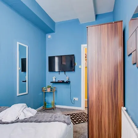 Inviting 2-bed Budget In Apartment London
