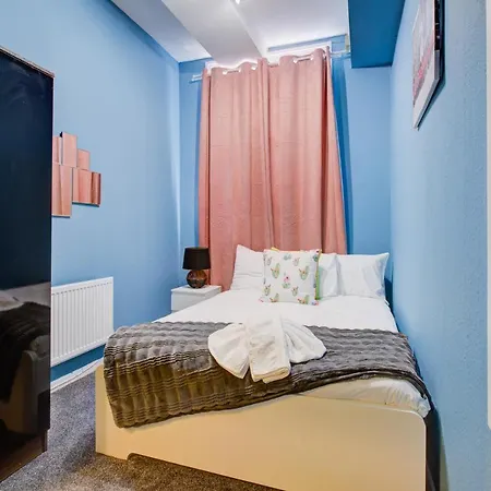 Inviting 2-bed Budget In Apartment *