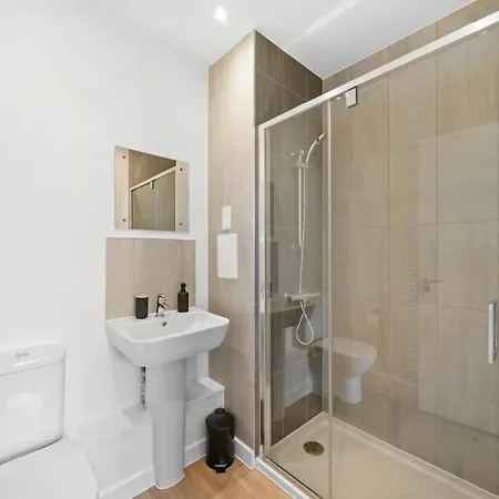 Stunning Two Bedrooms Flat With Free Parking *