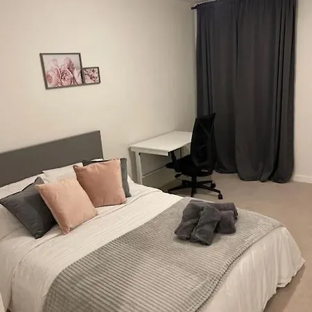 Apartment Stunning Two Bedrooms Flat With Free Parking *